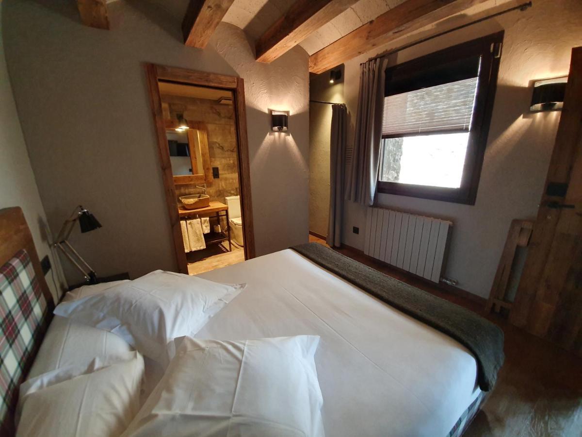 Small Double Room,945392704:JPEG
