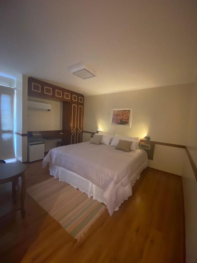 Suíte com Cama King-size e Banheira de Hidromassagem