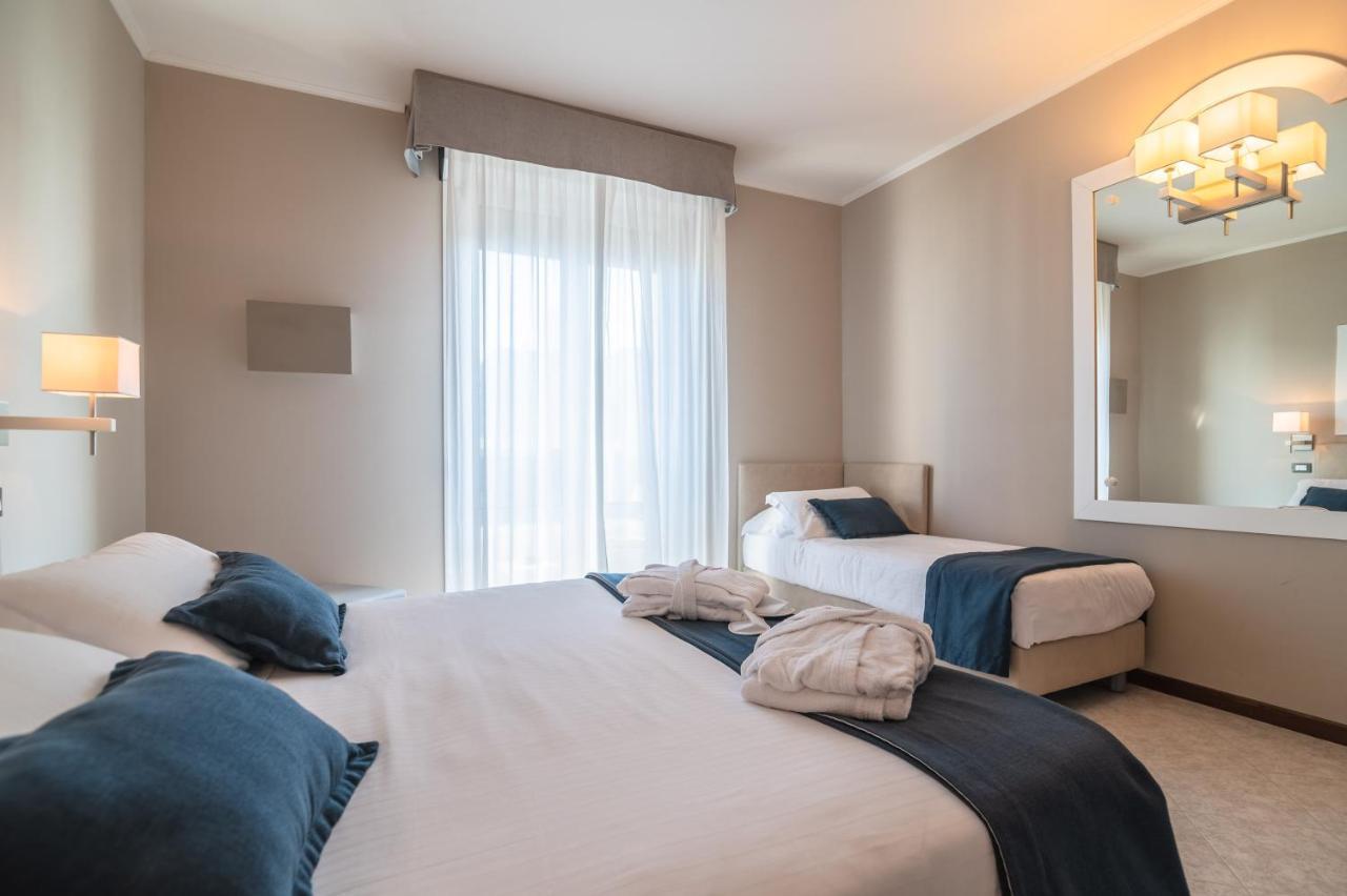 Comfort Large Triple Room Balcony Lateral Sea View
