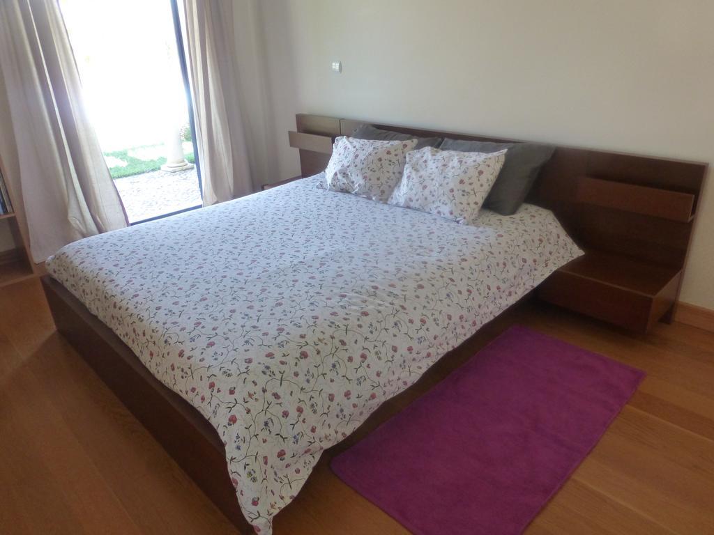 Suite con cama extragrande y vistas a la piscina