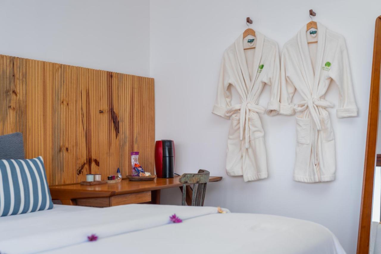 Quarto com Cama King-size e Vista do Mar
