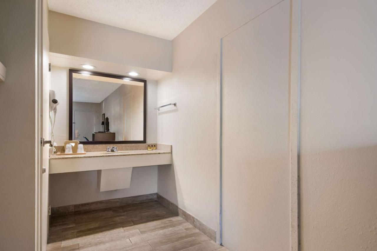 King Room Roll Shower Disability Access or Non-Smoking,1329800609:JPEG