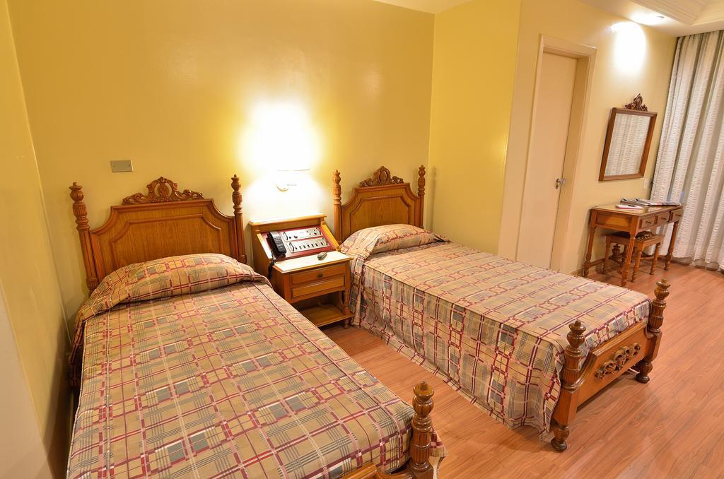 Quarto com 2 Camas de Solteiro