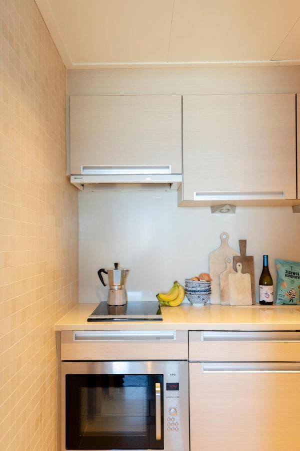 Salonkamer met kitchenette en uitzicht op zee