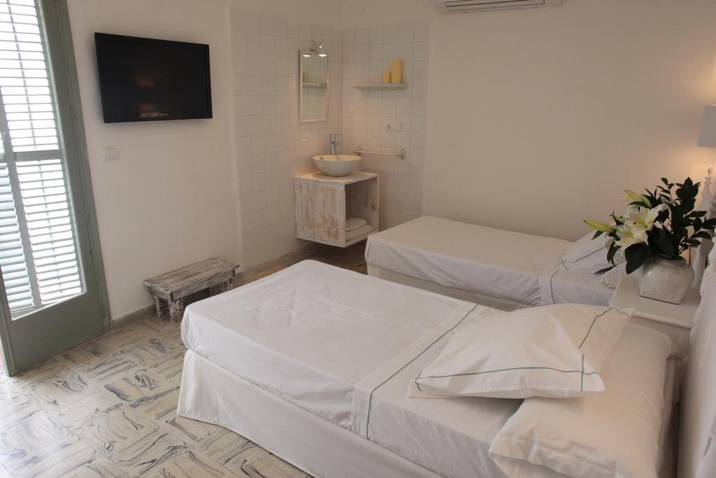 Superior Double Room with Shared Bathroom with Balcony,38782492:JPEG