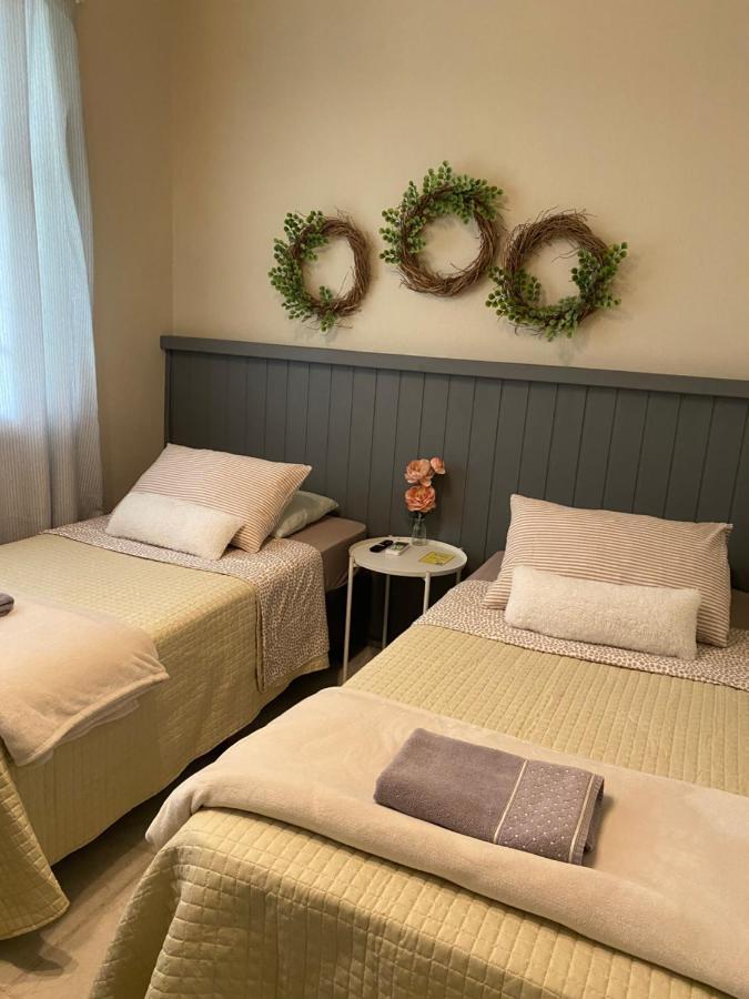 Quarto com Cama de Casal ou 2 de Solteiro e Banheiro Compartilhado