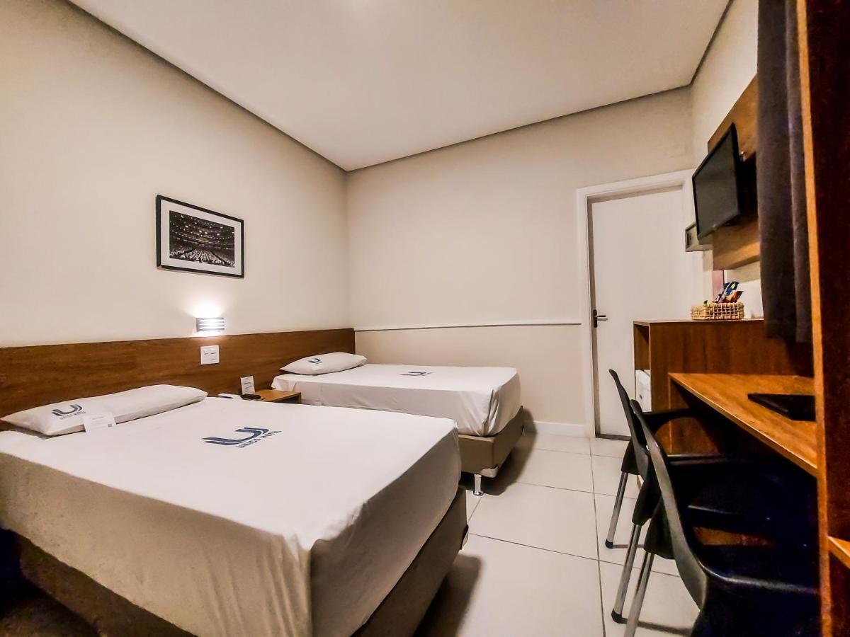 Quarto com 2 Camas de Solteiro
