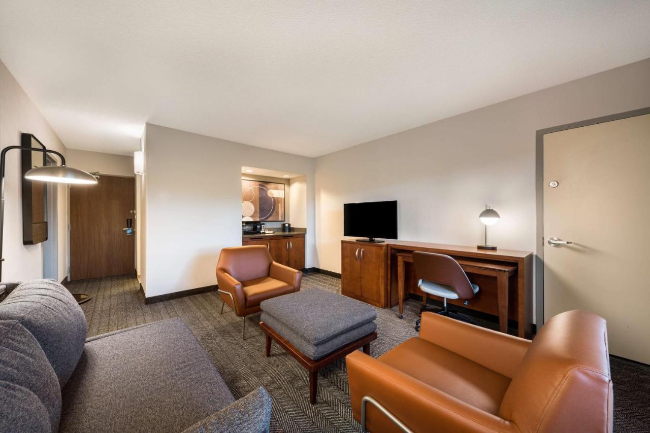 One Bedroom Suite King Sofabed,1349920183:JPEG
