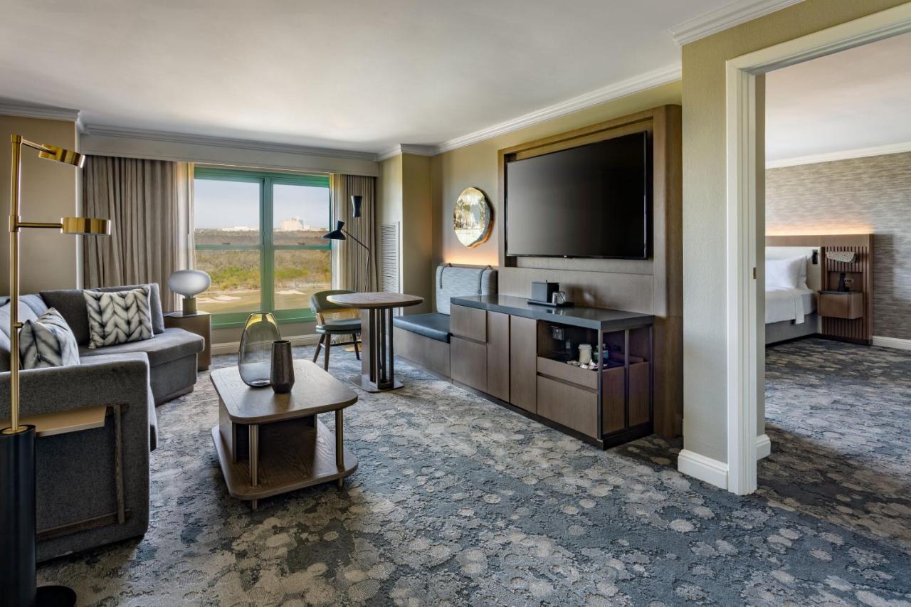 Executive Suite 1 King Bed Lakefront View Wet Bar,1533956383:JPEG