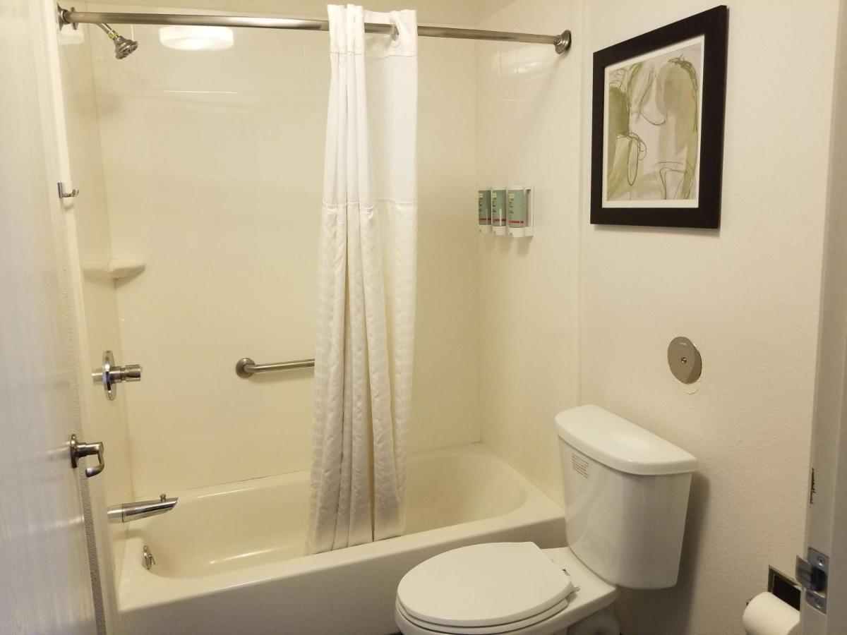 Queen Room with Two Queen Beds and Bath Tub - Disability Access/Non-Smoking