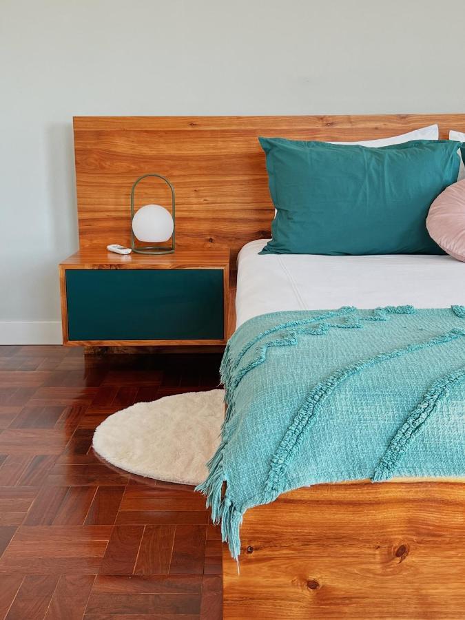 Chambre Lit Queen-Size avec Salle de Bains Commune