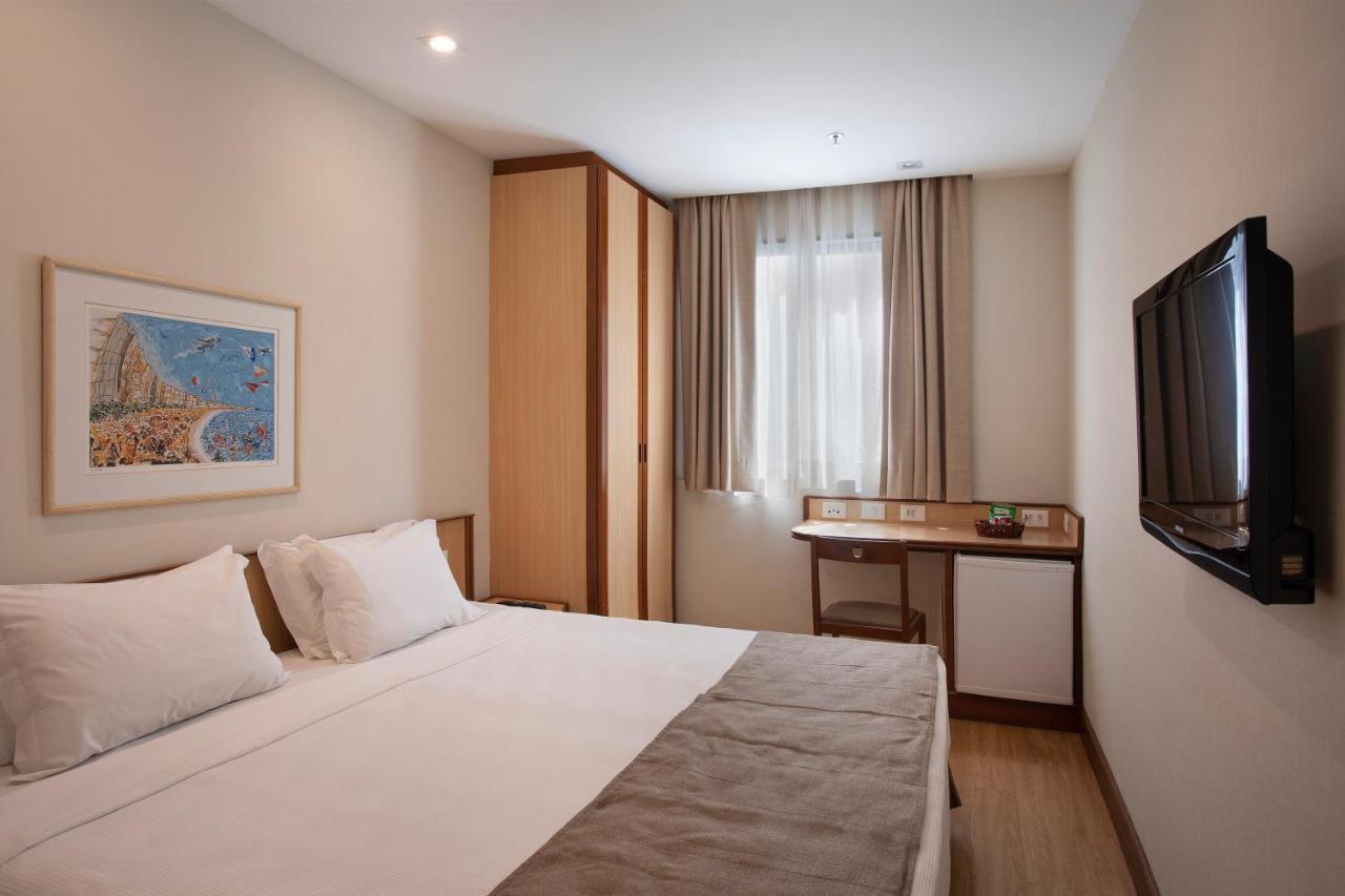 Quarto Duplo Standard com Cama de Casal