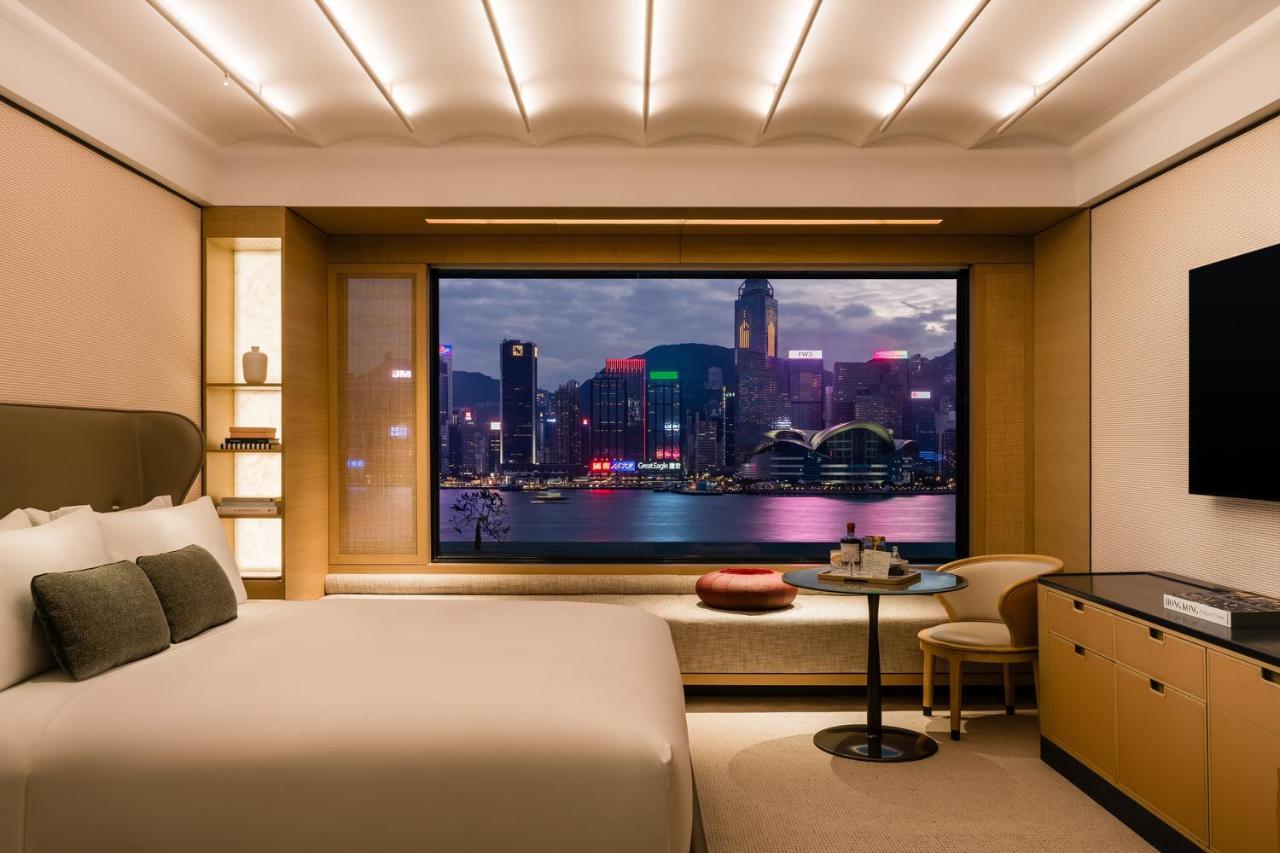 Classic Kamer met kingsize bed, ligbank en uitzicht op de haven