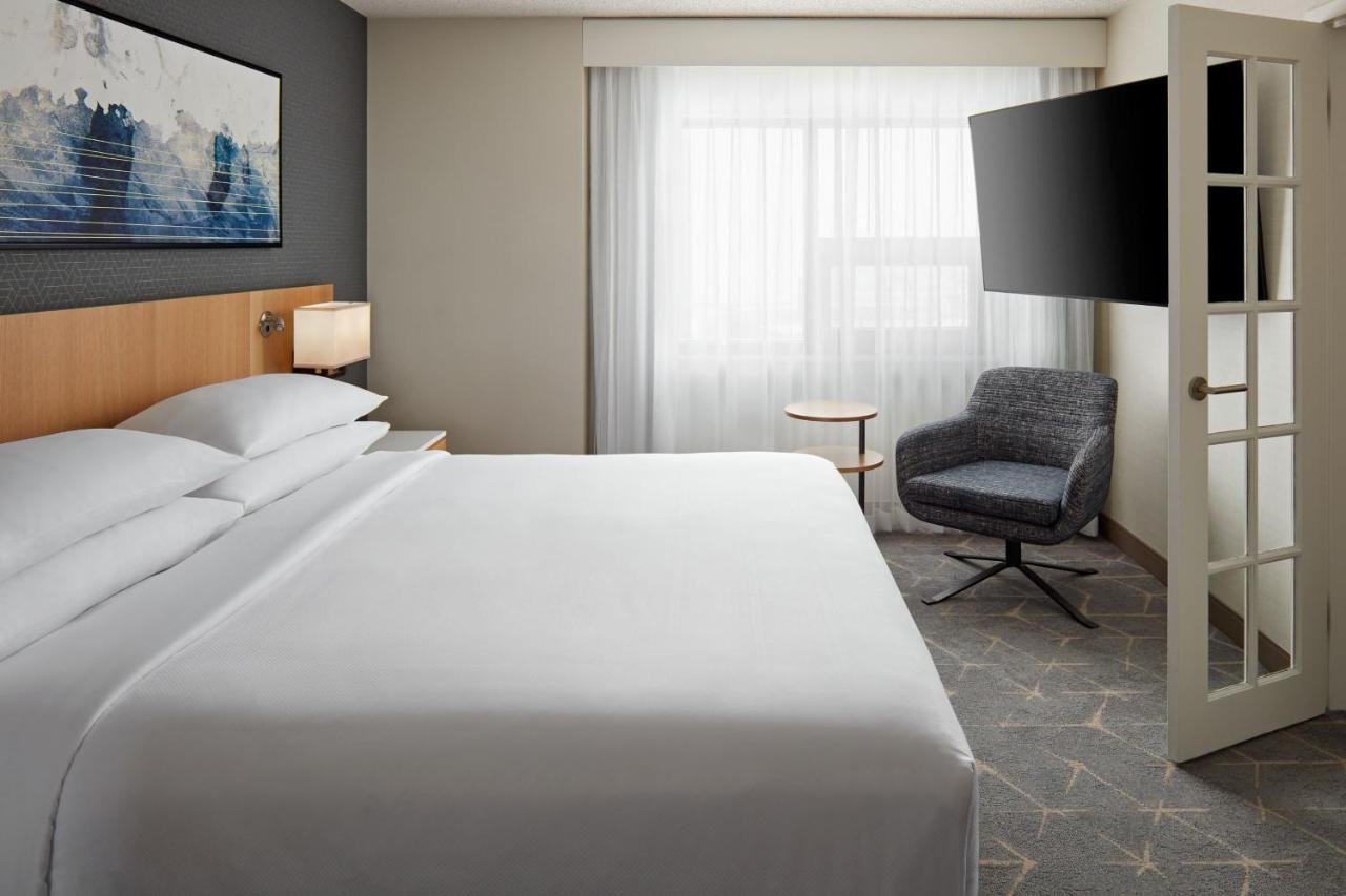 One-Bedroom Suite Sofa Bed,1366123409:JPEG