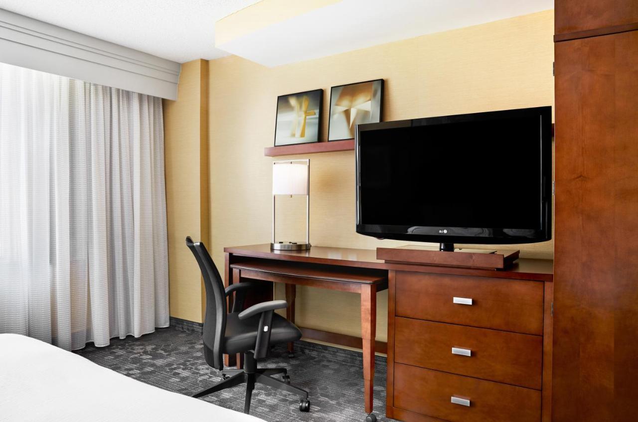 One-Bedroom King Suite with Sofa Bed,1552193392:JPEG