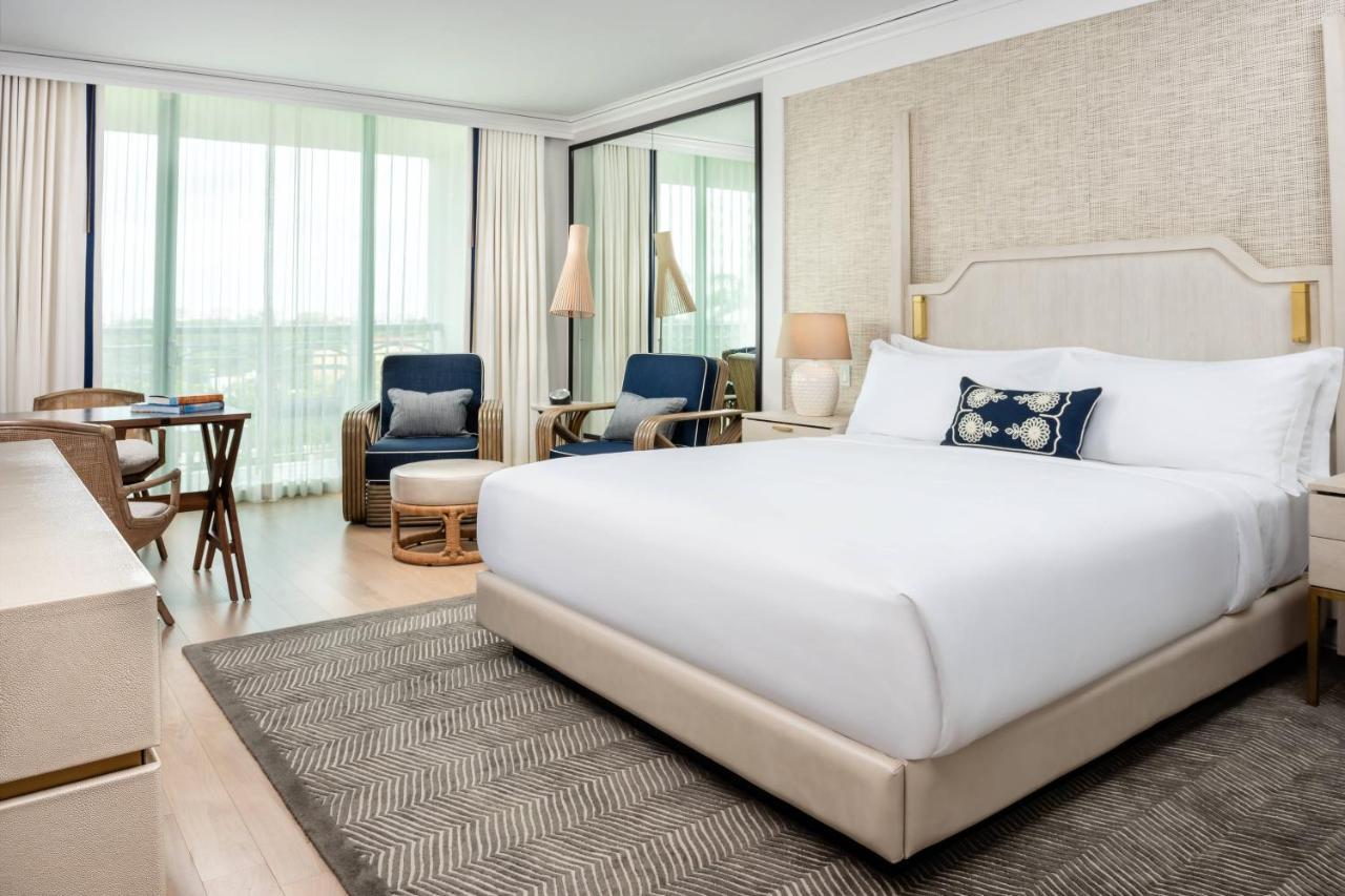 Zimmer mit Kingsize-Bett und Stadtblick