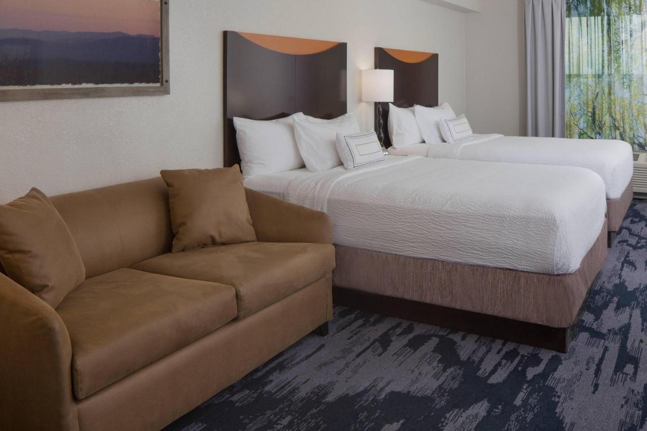 Quarto Queen com 2 Camas Queen e Sofá-Cama