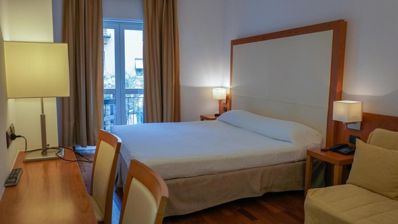 Camera Standard Matrimoniale/Doppia con Letti Singoli con Letto Supplementare, Balcone e Vista Città