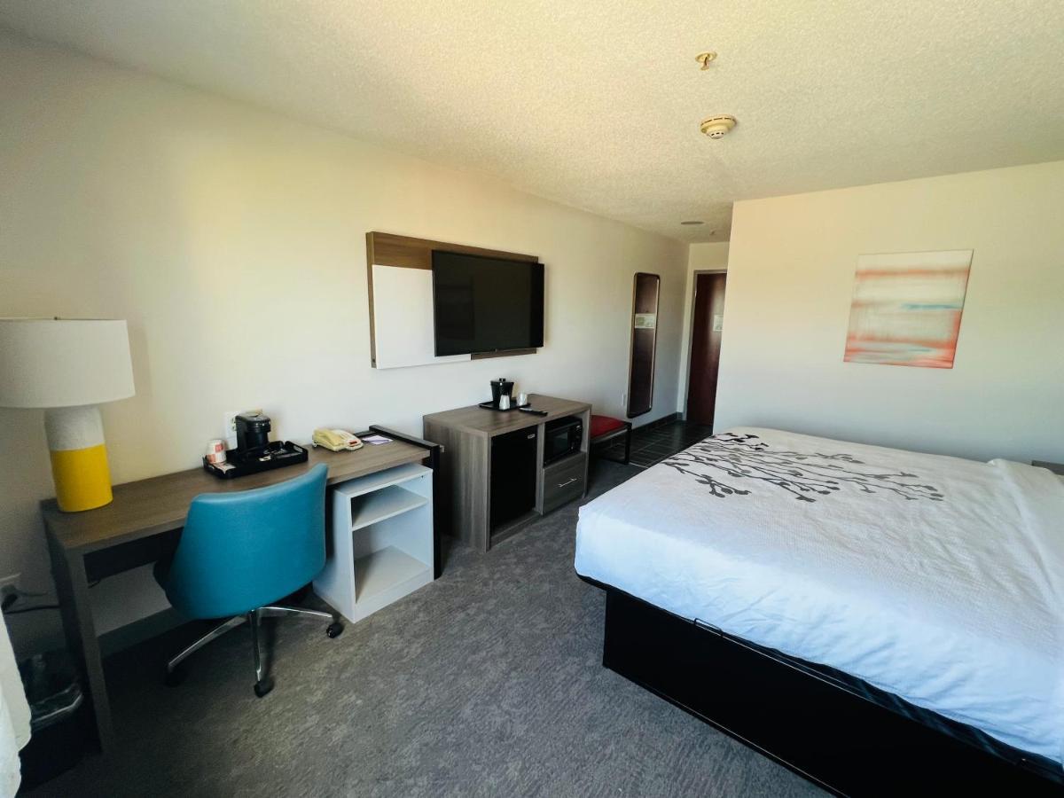King Room with Accessible Tub - Accessible/Non-Smoking