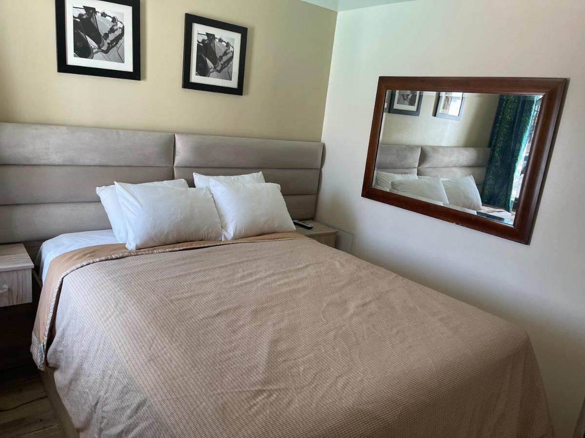 Queen Room,1419347511:JPEG