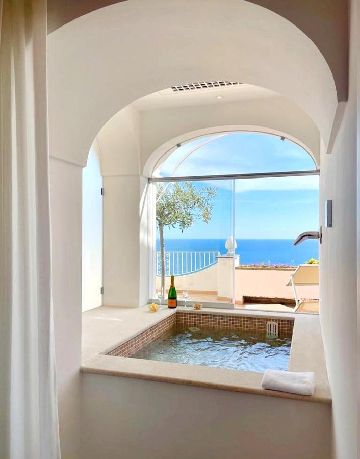 Chambre Lit King-Size avec Baignoire Spa et Terrasse - Vue sur Mer