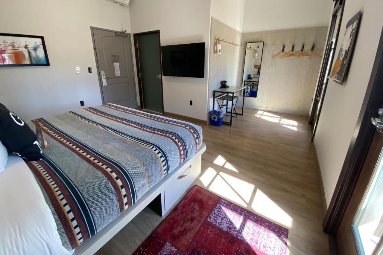 ROOMY KING – 250 SQF Guest Room,1390047842:JPEG
