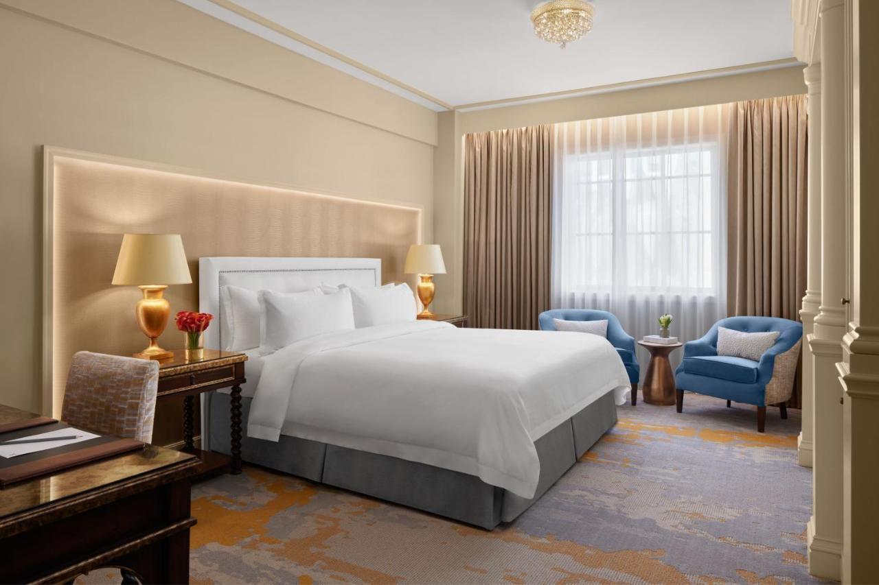 Premier Kamer met kingsize bed en uitzicht op de stad