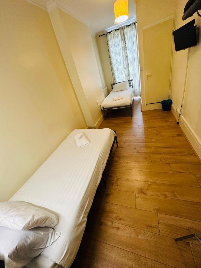 Basic Twin Room with Shared Bathroom,1395945104:JPEG