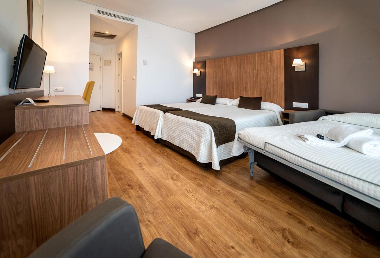 Tweepersoonskamer met 1 Tweepersoonsbed of 2 Aparte Bedden (2 Volwassenen + 1 Kind)