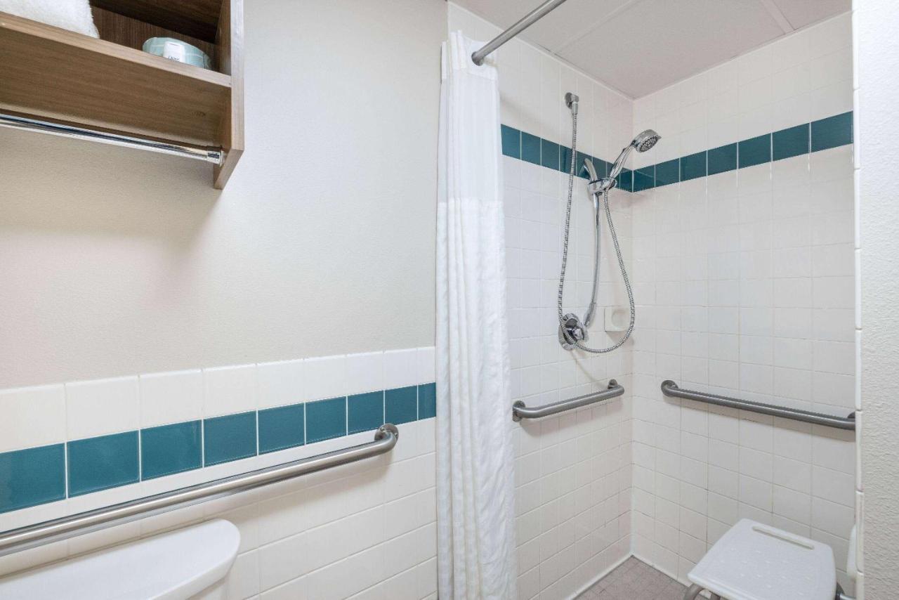 Queen Room with Roll-In Shower - Mobility Accessible/Non-Smoking
