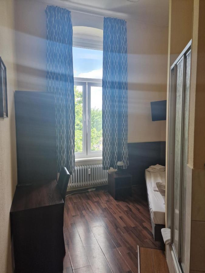Chambre Simple avec Douche et Toilettes Communes