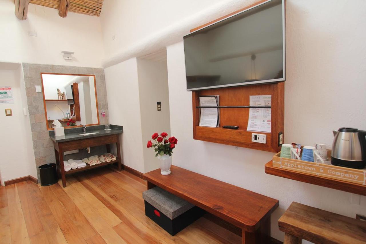 Habitación con cama grande y balcón