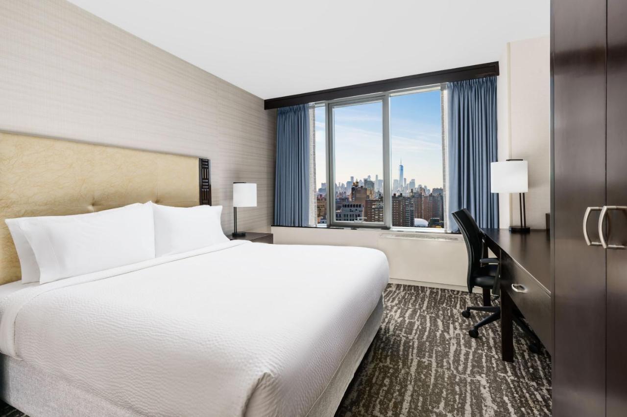 Zimmer mit Kingsize-Bett und Stadtblick