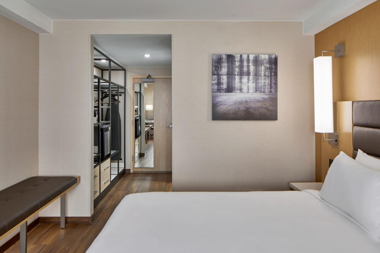 Quarto com Cama King-size e Sofá-cama