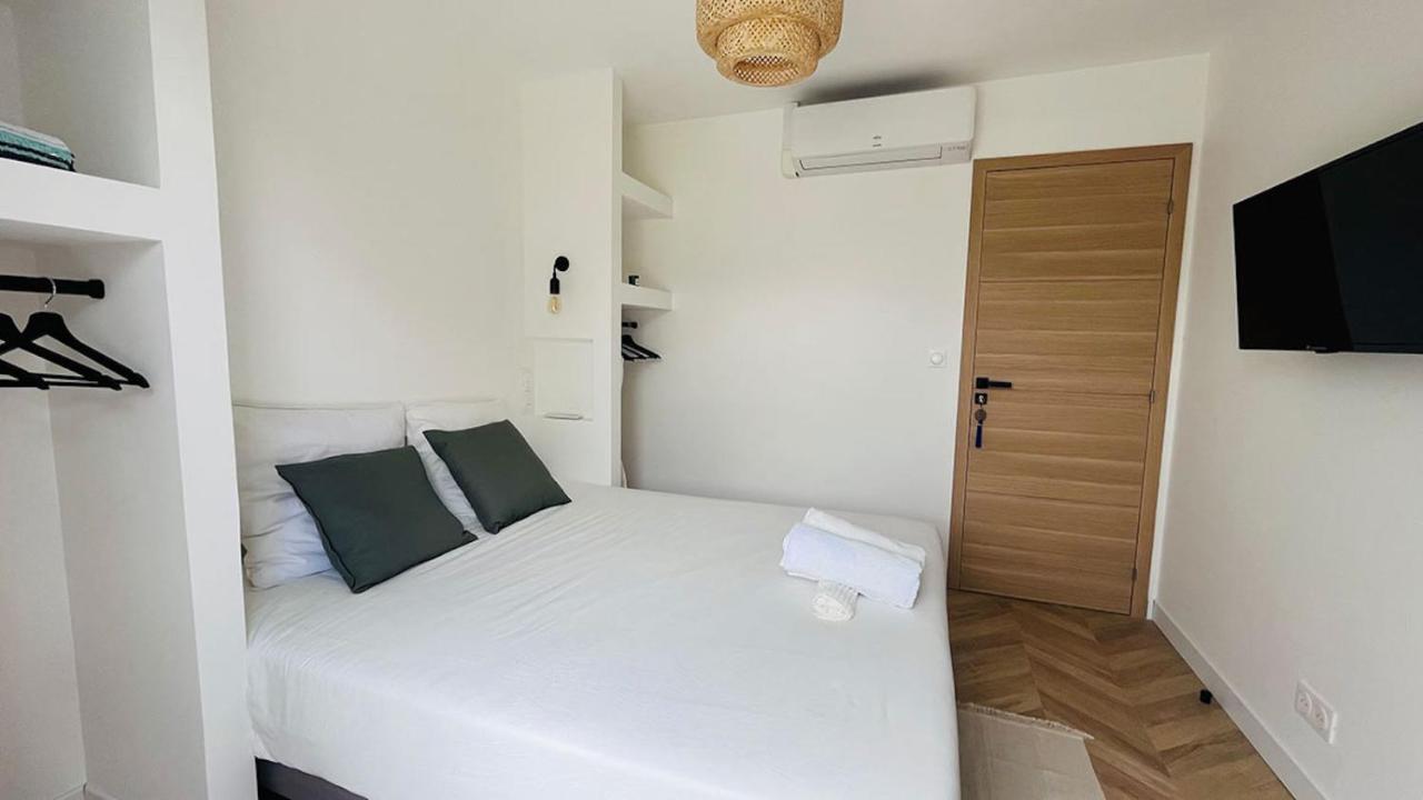 Chambre Lit Queen-Size - Vue sur Piscine