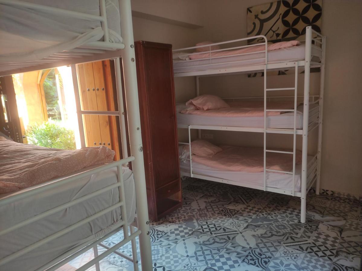 Einzelbett im gemischten Schlafsaal