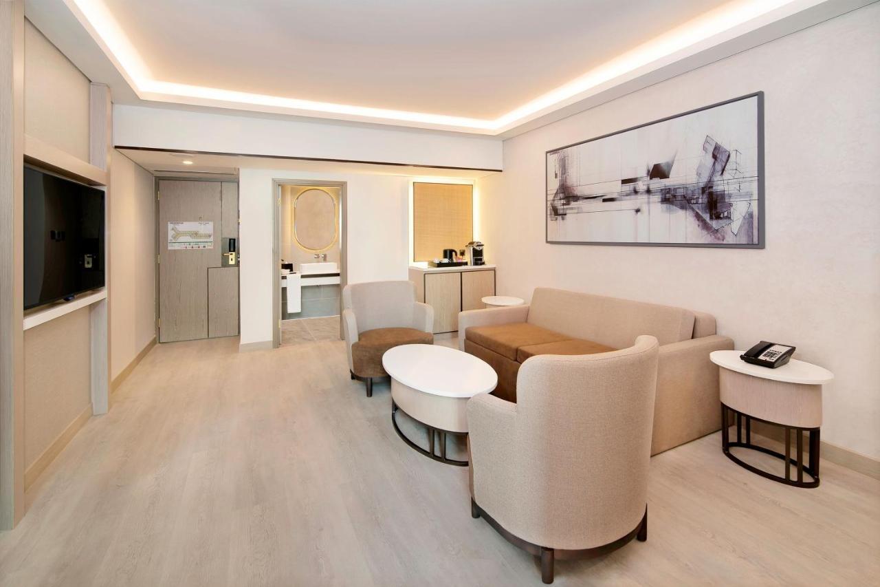 Executive Suite with Club Lounge Access,1552971619:JPEG