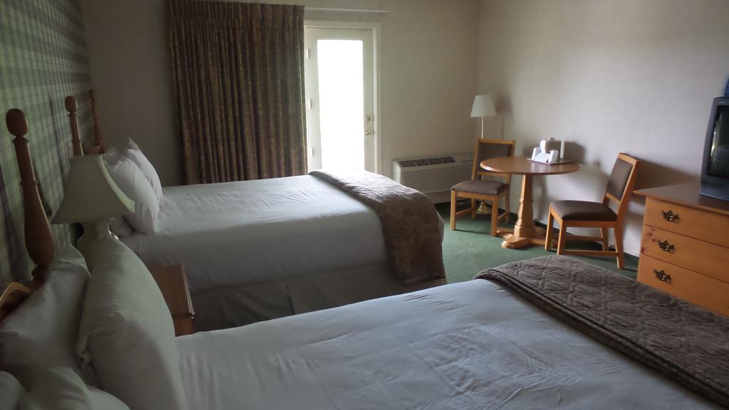 Double Room Two Double Beds,704766490:JPEG