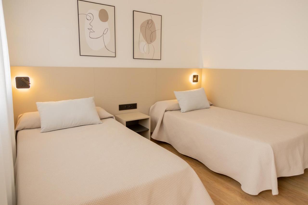 Twin Room,1427275945:JPEG