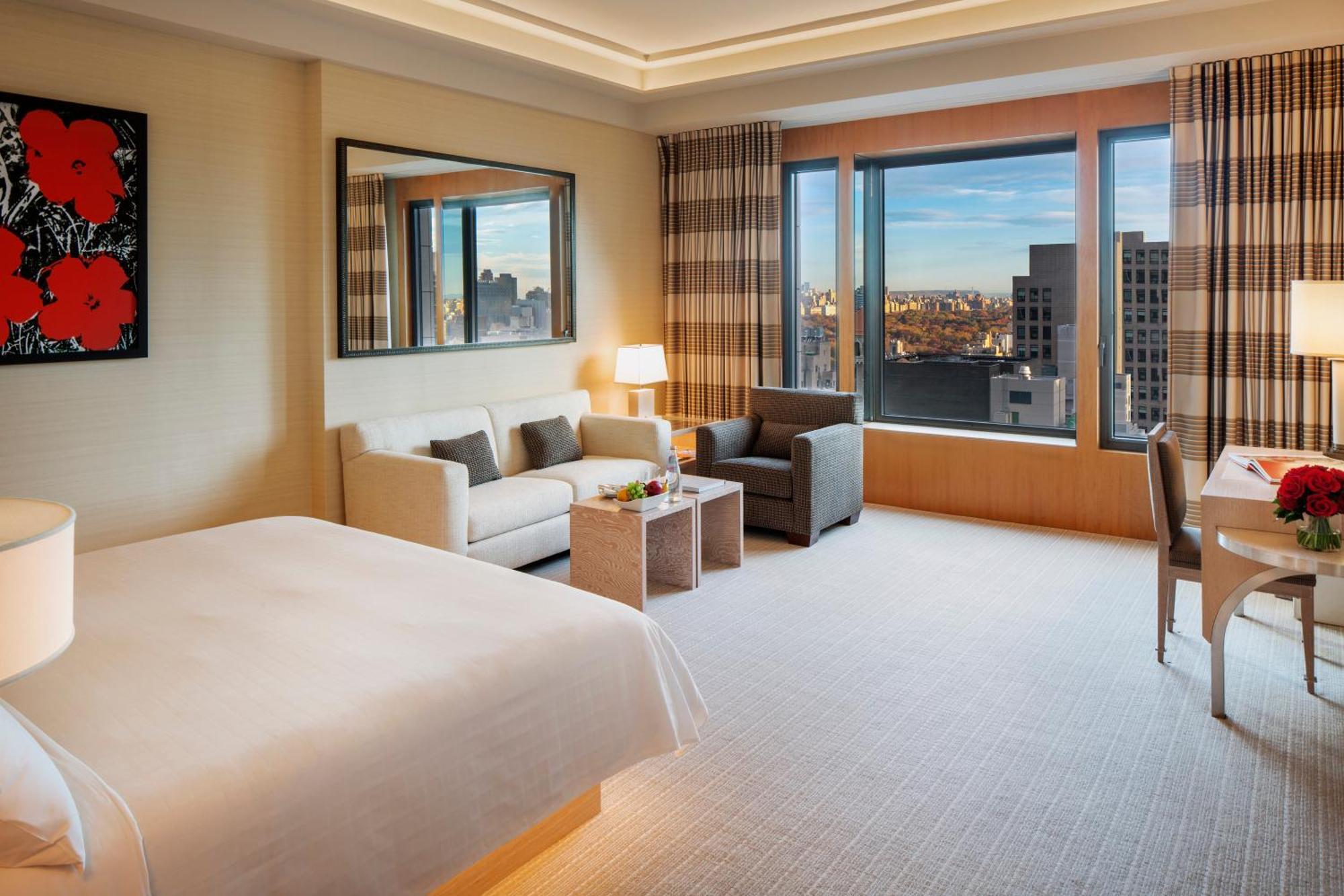 Junior Suite mit Kingsize-Bett und Stadtblick