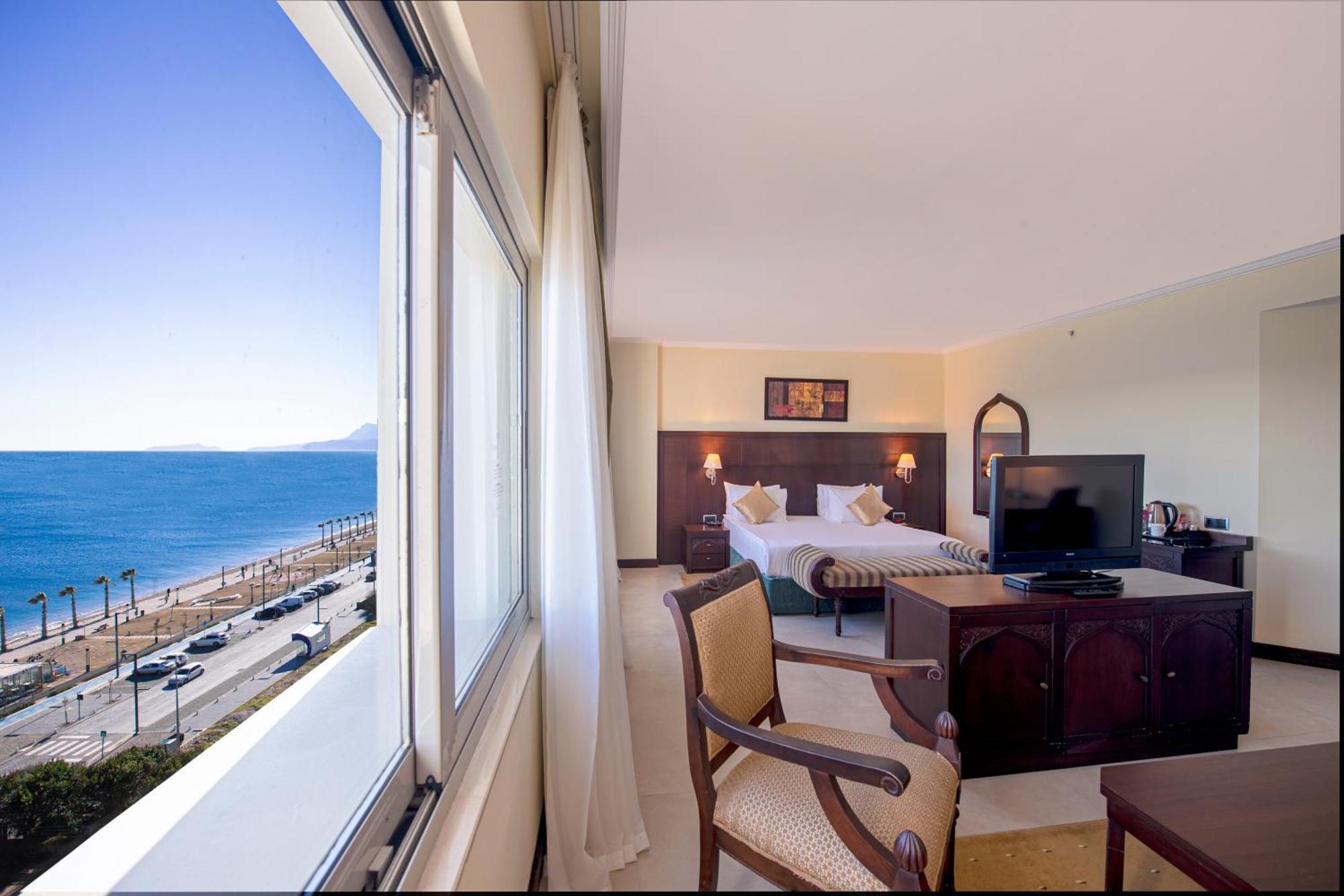 Suite Junior Lit King-Size - Vue Latérale sur Mer