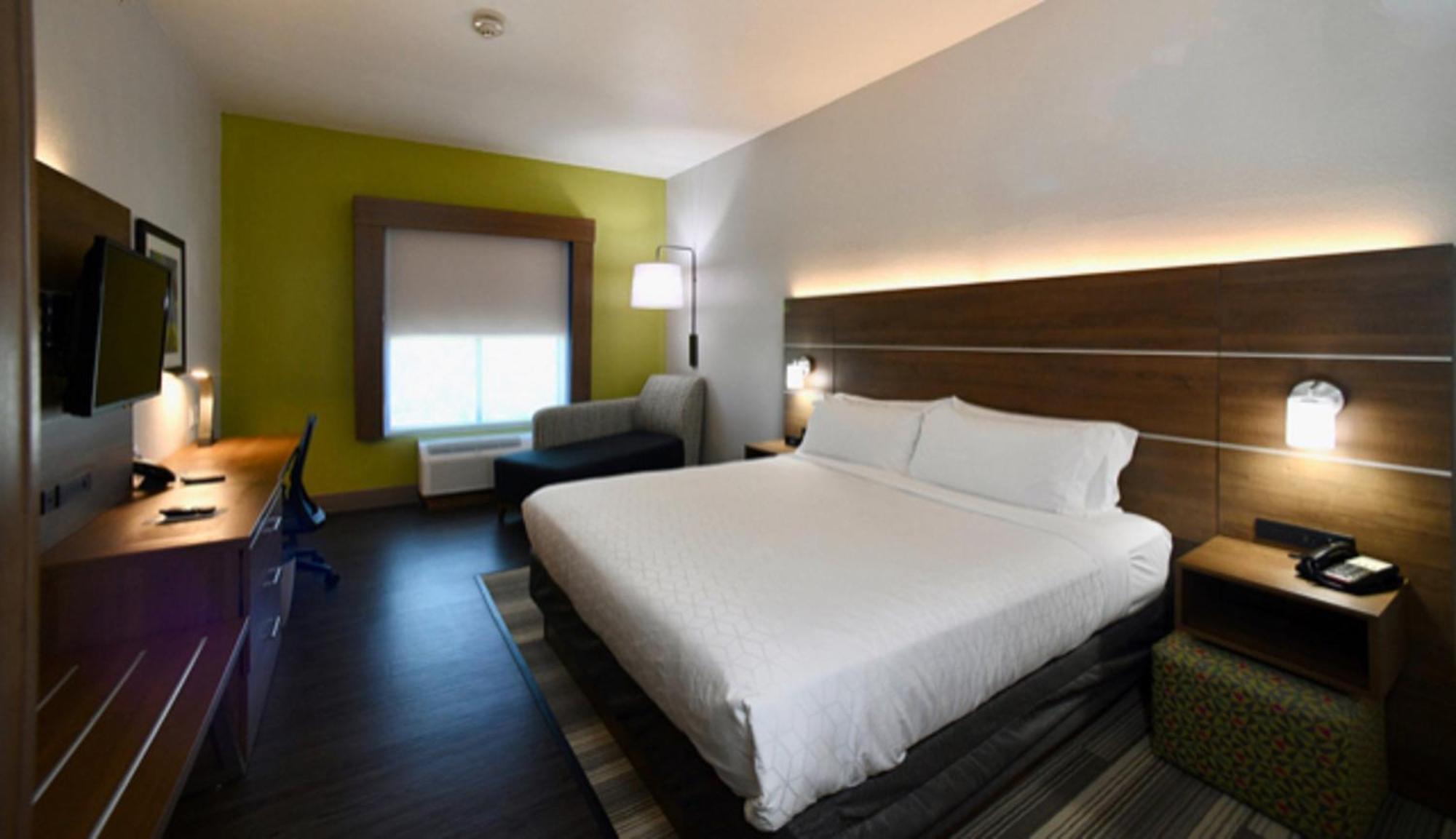 King Room - Mobility Access/Roll in Shower - Non-Smoking