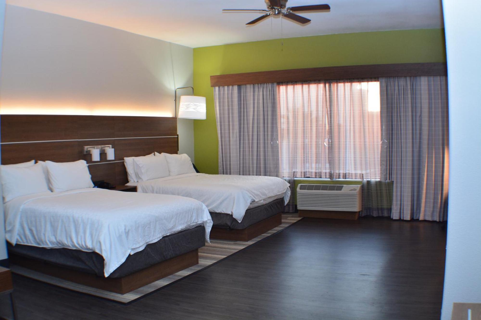 Queen Room with Two Queen Beds - Disability Access with Bath Tub