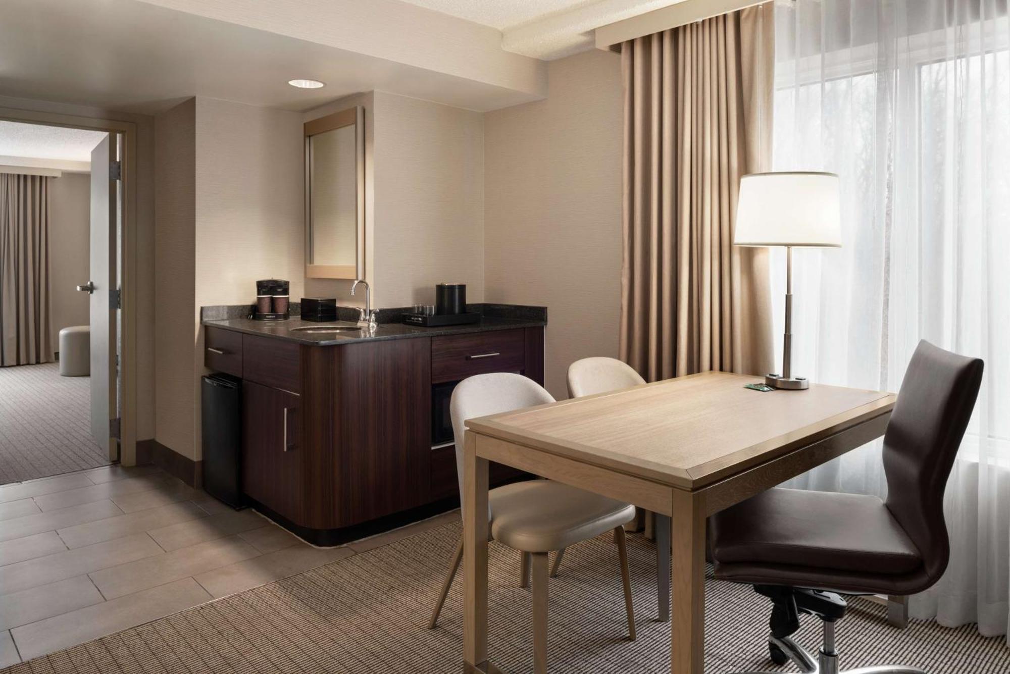 Corner Suite with Two Double Beds - Non-Smoking