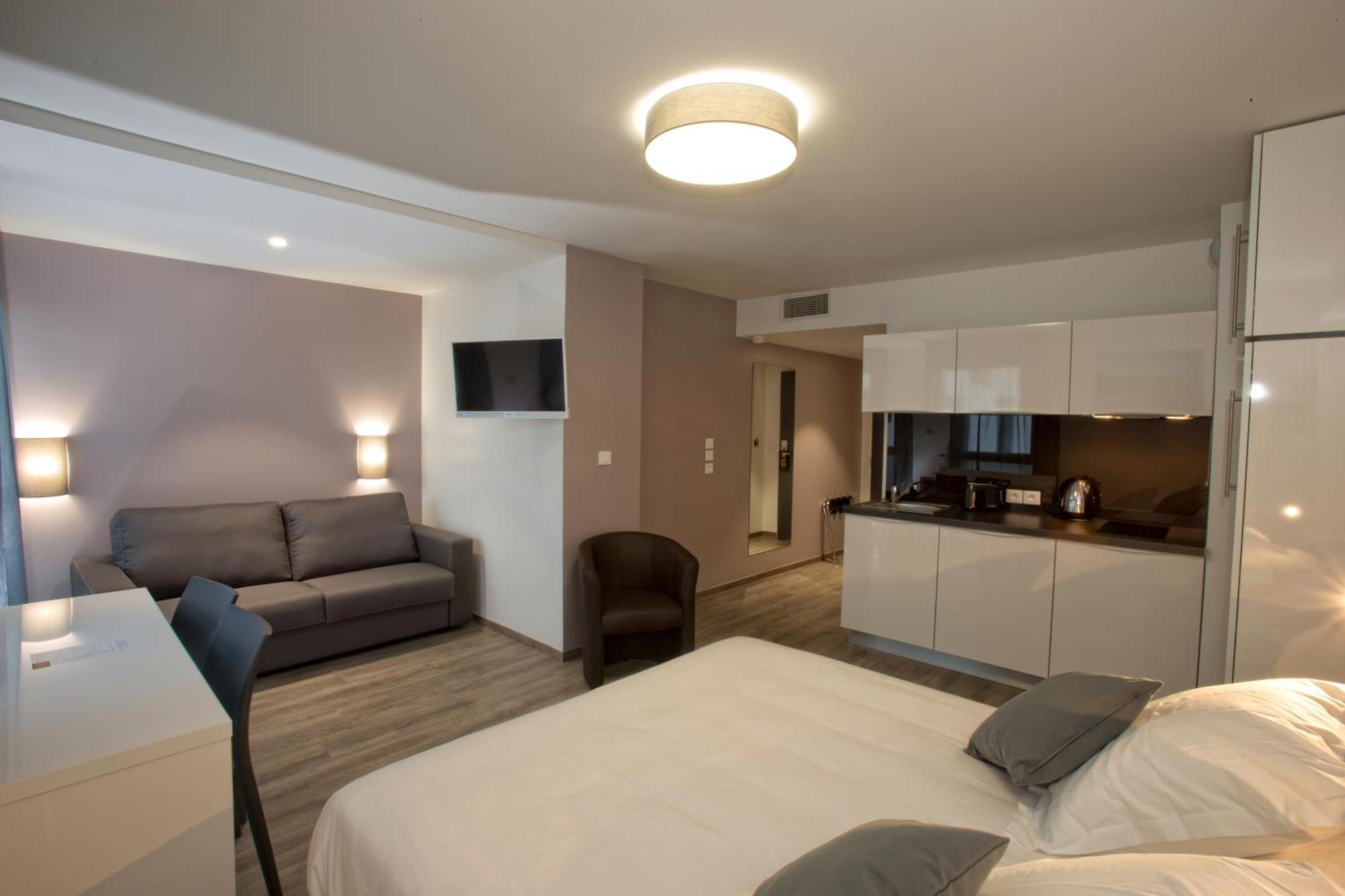 Executive studio (Double Bed + Sofa Bed),1215317524:JPEG