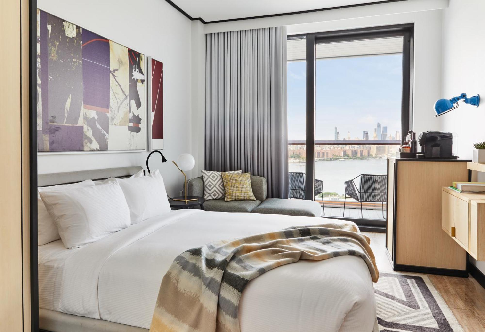 Gotham Kamer met Queensize Bed en Balkon