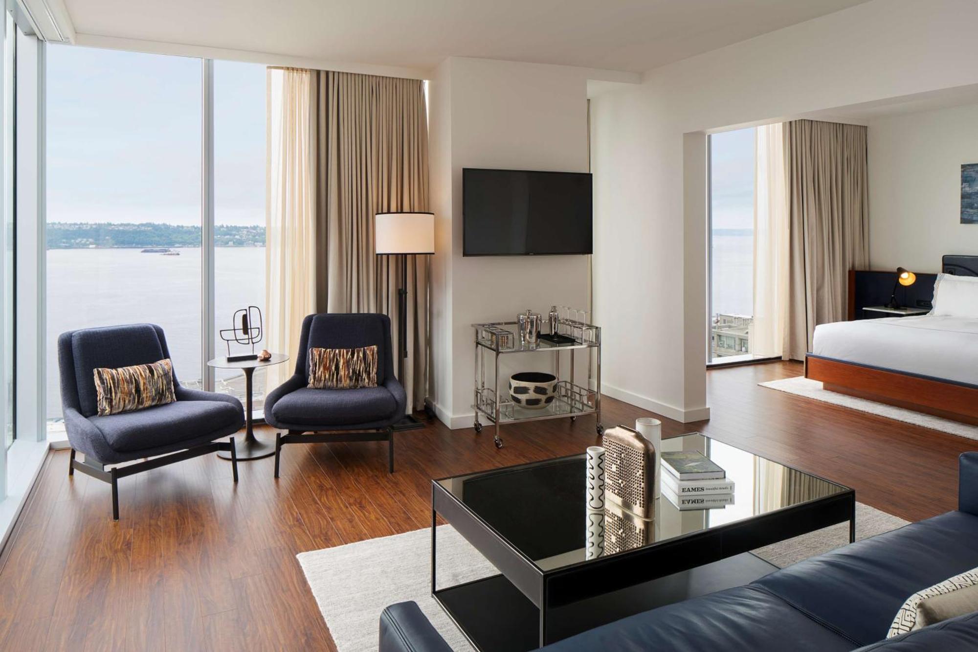 Studio Suite Water View Accessible Shower Disability Access,1449077545:JPEG
