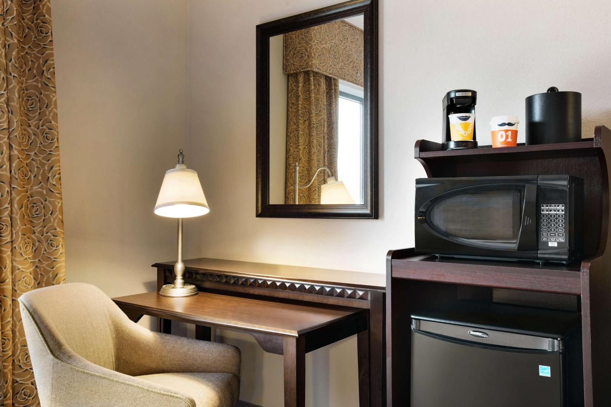 Premium Queen Room with Two Queen Beds with Bath Tub - Mobility/Hearing Accessible