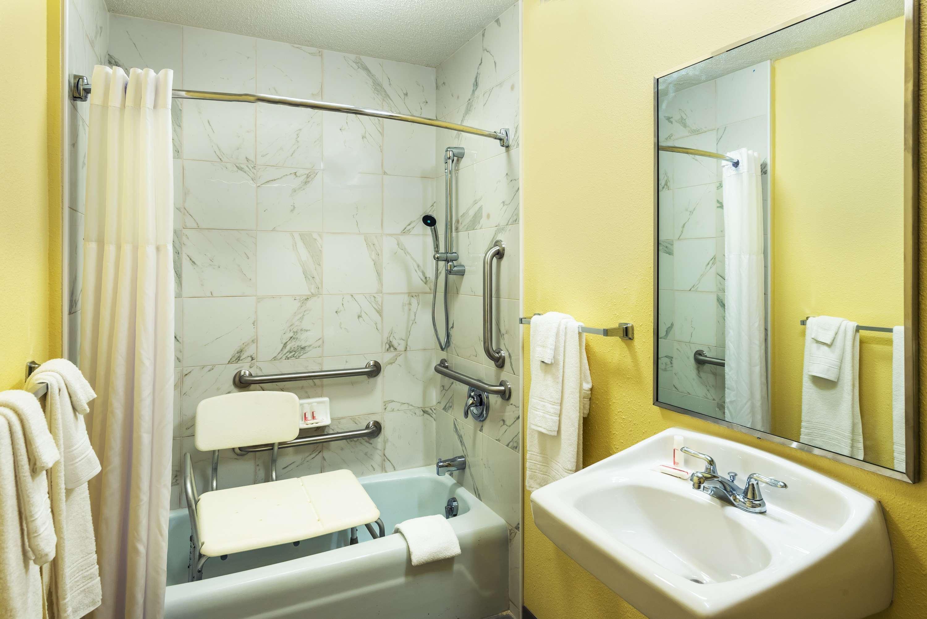 Queen Room - Disability Access/Non-Smoking