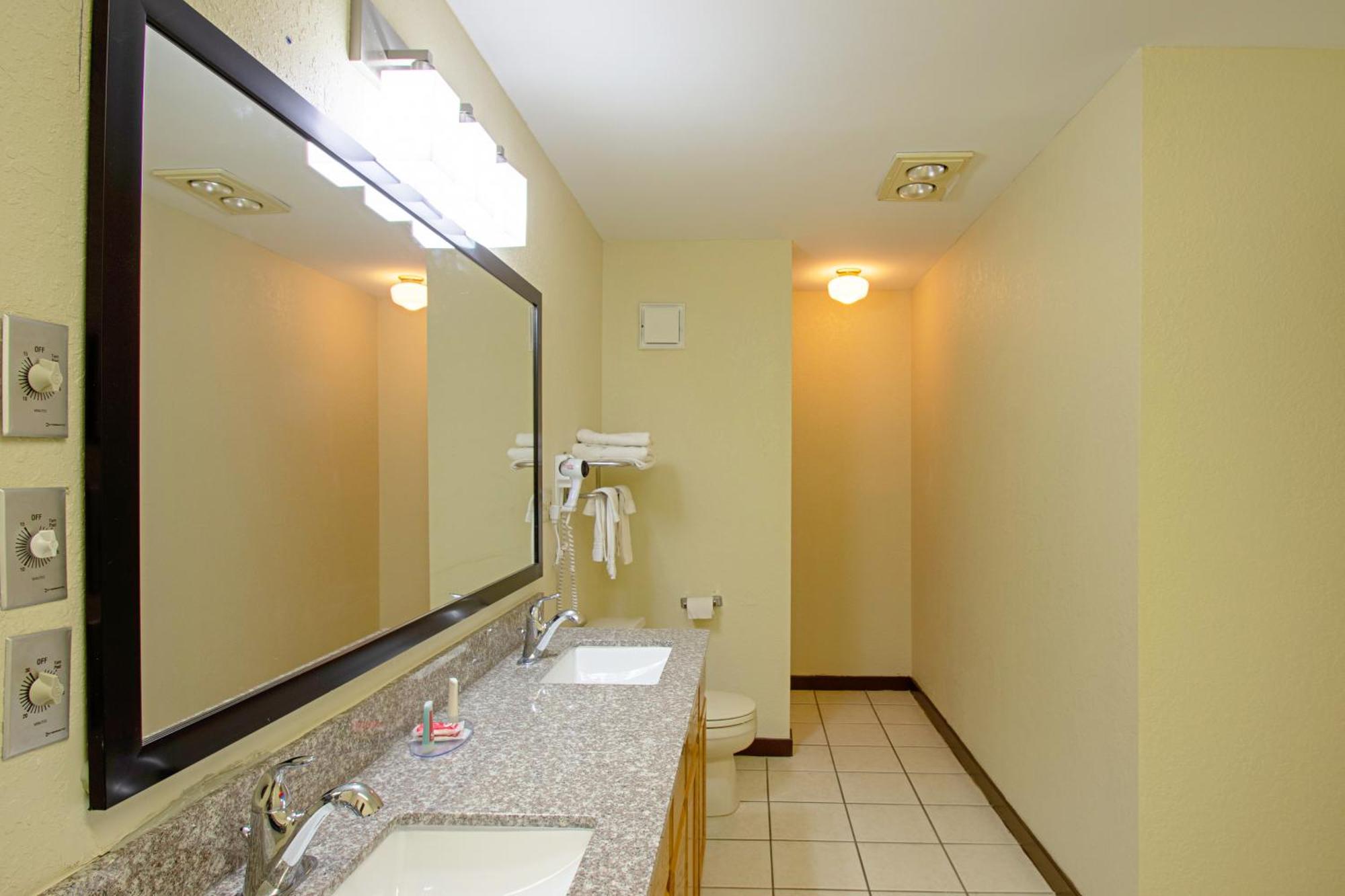 Queen Suite with Two Queen Beds - Non-Smoking